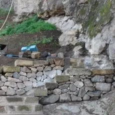 Muret en pierres sèches et escalier en angle en pierre