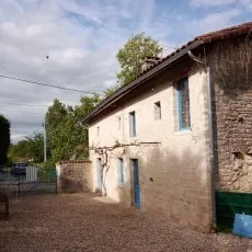 Rejointoiement d'un mur de maison - Prise de vue à partir de la cour
