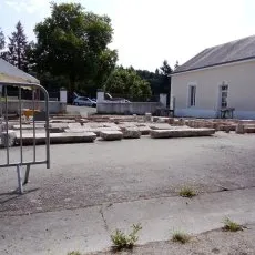 Stockage des marches en pierres de la Mairie d'Alloue
