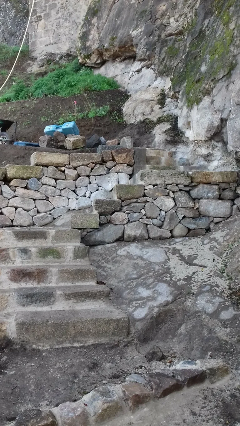Muret en pierres sèches et escalier en angle en pierre